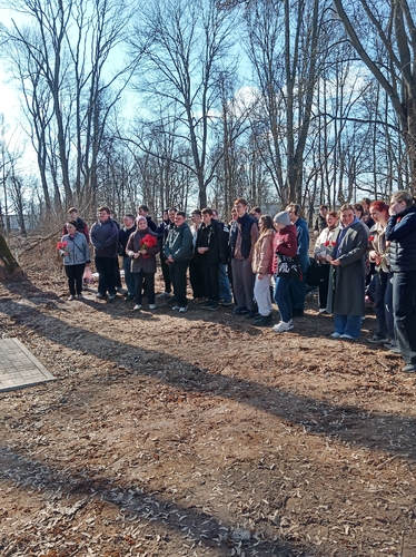 Сегодня, 19 марта, в день расстрела фашистами членов Великолукского подполья, на Коломенском кладбище прошел митинг "Вспомним их имена"