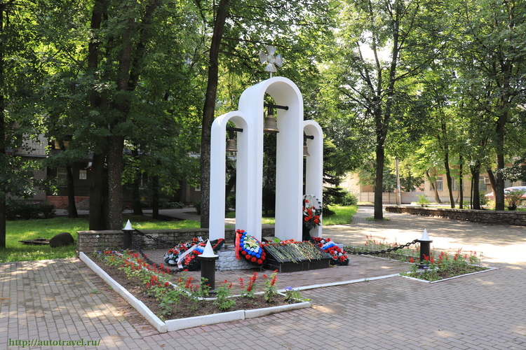 20 лет назад открыт памятный знак воинам-великолучанам, погибшим в мирное время в горячих точках