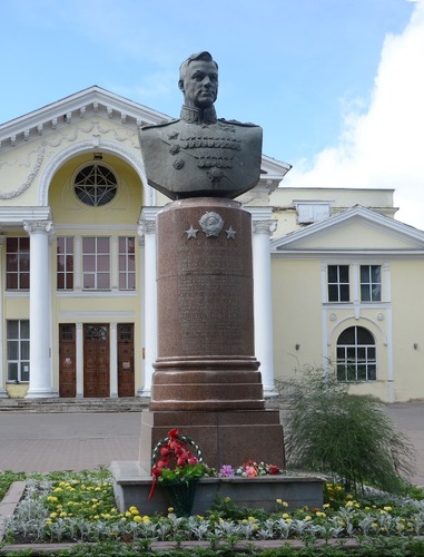 На Театральной площади открыт бюст дважды Героя Советского Союза К.К.Рокоссовского